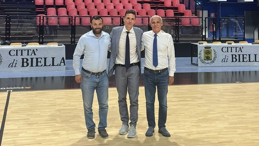 Nella foto, al centro il presidente Uyba Andrea Saini con l'assessore allo sport Moscarola e l'assessore al bilancio Paraggio del Comune di Biella Nella foto, al centro il presidente Uyba Andrea Saini con l'assessore allo sport Moscarola e l'assessore al bilancio Paraggio del Comune di Biella