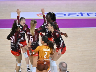 Scandicci-Uyba 3-1: alcune fasi del match (foto Lega Volley Femminile)