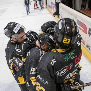 Gli immortali e capitan Vanetti stretti a Edo Raimondi un anno fa dopo gara 5 a Caldaro