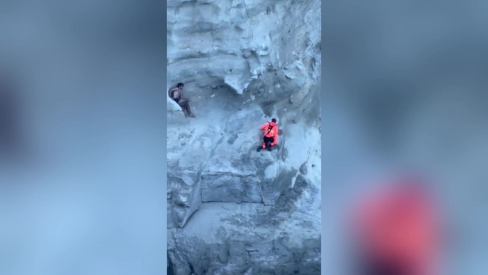 Si arrampica sulla scogliera e resta bloccato, l'intervento dei soccorsi a Bacoli
