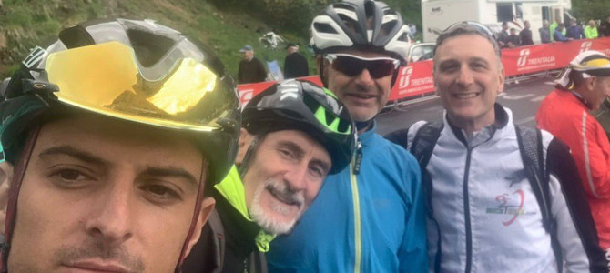 Rodolfo Franguelli (al centro con la giacca azzurra) tra Martino Caliaro (in primo piano a sinistra), Stefano Pozzi e Gabriele Giambelli