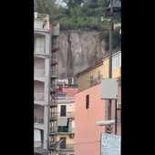 Terremoto a Pozzuoli, la parete di roccia crolla Terremoto a Pozzuoli, la parete di roccia crolla