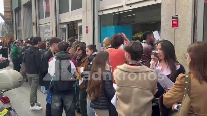 "Vogliamo un cambiamento", a Milano giovani in fila al consolato spagnolo per votare