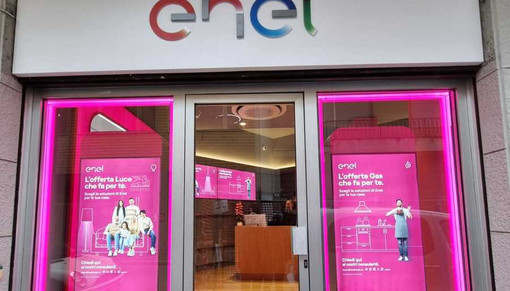 L'ingresso del nuovo store Enel di via Avegno 1 a Varese