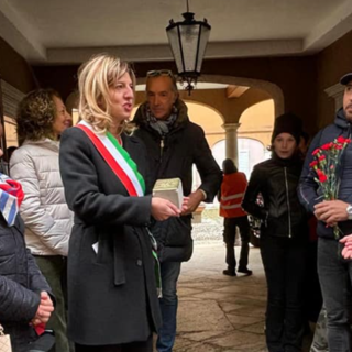 A sinistra il sindaco Emanuela Quintiglio con in mano la pietra d'inciampo
