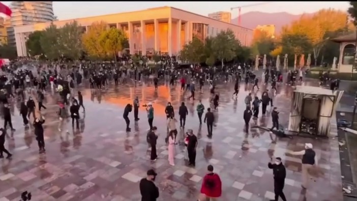 Gli studenti albanesi contro Edi Rama, violenti scontri a Tirana Gli studenti albanesi contro Edi Rama, violenti scontri a Tirana