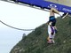 Con 600 monkey bar attraversa un ponte a 200 metri d'altezza: l'impresa di van Tonder Con 600 monkey bar attraversa un ponte a 200 metri d'altezza: l'impresa di van Tonder