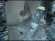 Massiccio attacco russo sull'Ucraina, i soccorsi a Kiev tra gli edifici distrutti