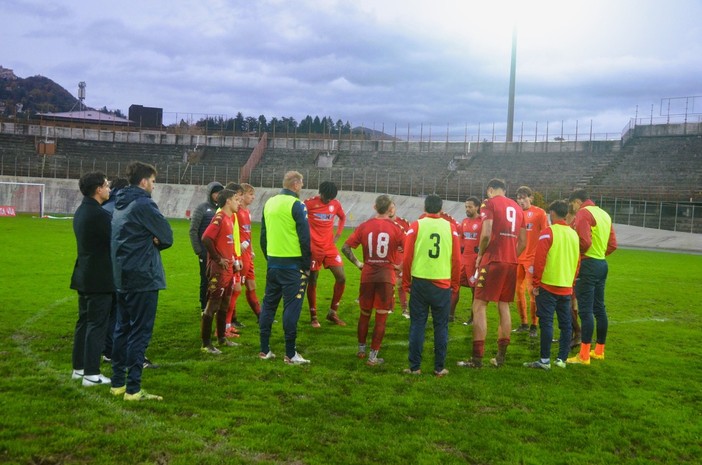 Il Varese solo in mezzo al campo arriva da una settimana a pane e acqua, con allenamenti sul campo in terra e nei vecchi spogliatoi (foto Ezio Macchi) Il Varese solo in mezzo al campo arriva da una settimana a pane e acqua, con allenamenti sul campo in terra e nei vecchi spogliatoi (foto Ezio Macchi)
