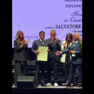 Sal Da Vinci in lacrime, la dedica nel ricevere il Diploma honoris causa Sal Da Vinci in lacrime, la dedica nel ricevere il Diploma honoris causa