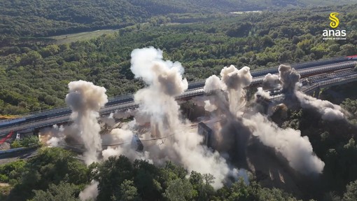 Demolito il viadotto 'Calcinaia', il video delle esplosioni sulla Grosseto-Siena Demolito il viadotto 'Calcinaia', il video delle esplosioni sulla Grosseto-Siena