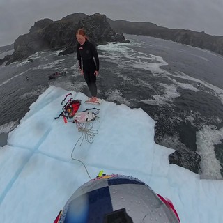 La prima donna a tuffarsi da un iceberg, il video dell'impresa della canadese Molly Carlson La prima donna a tuffarsi da un iceberg, il video dell'impresa della canadese Molly Carlson