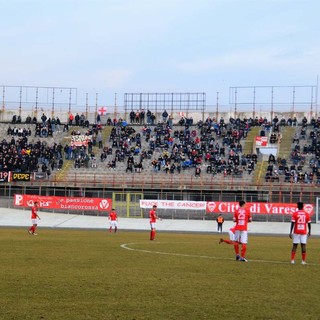 6 febbraio 2022, Varese-Novara 0-1 con gol decisivo di Benassi segnato con la mano: fu l'ultima volta in cui il Varese al Franco Ossola ha avuto il pubblico che merita. Poi più nulla. Sarà mica perché fu anche l'ultima volta in cui si lottò davvero per la promozione diretta in serie C?