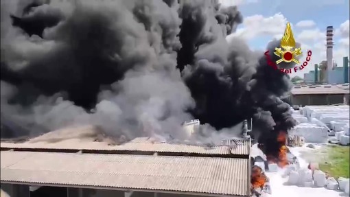 Incendio nello stabilimento Versalis a Mantova, colonna di fumo nero Incendio nello stabilimento Versalis a Mantova, colonna di fumo nero