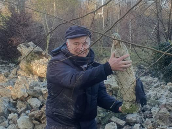 Il parroco di Vergiate don Fabrizio con la statua della Madonna ritrovata integra tra le macerie della Torre di Corgeno