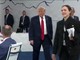 G7, Trump arriva per ultimo alla riunione dei leader: "Sono il boss" G7, Trump arriva per ultimo alla riunione dei leader: "Sono il boss"