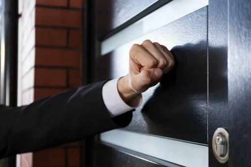 Una odiosa truffa nei confronti di oltre mille donne anziane e sole anche nel Varesotto: finti agenti le costringevano ad acquistare con ogni mezzo articoli casalinghi "farlocchi" Una odiosa truffa nei confronti di oltre mille donne anziane e sole anche nel Varesotto: finti agenti le costringevano ad acquistare con ogni mezzo articoli casalinghi "farlocchi"