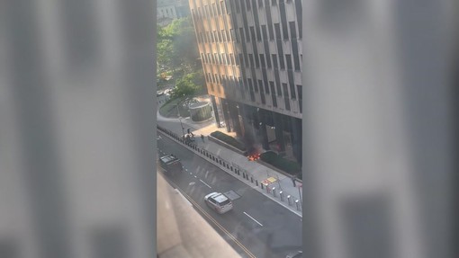 Paura a New York, ordigno incendiario davanti alla sede dell'Fbi: arrestato un uomo Paura a New York, ordigno incendiario davanti alla sede dell'Fbi: arrestato un uomo