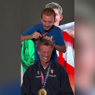 Atletica, Benati vince e rispetta la scommessa: si rasa i capelli dopo l'oro nella 4x400