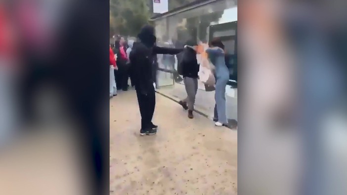 Proteste Marsiglia, uomo incappucciato ustiona volto di una donna con spray lanciafiamme Proteste Marsiglia, uomo incappucciato ustiona volto di una donna con spray lanciafiamme