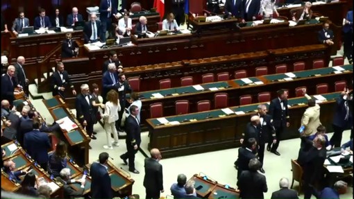 Caso Delmastro, la protesta M5S alla Camera con i cellulari Caso Delmastro, la protesta M5S alla Camera con i cellulari