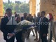 Colosseo, Giuli depone una corona di fiori per l'operaio morto