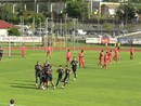 Tutti su Valisena dopo il gran gol dell'1-0 su punizione Tutti su Valisena dopo il gran gol dell'1-0 su punizione