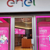 L'ingresso del nuovo store Enel di via Avegno 1 a Varese