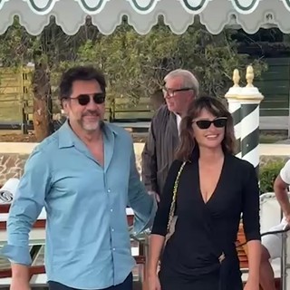 Venezia 83, Penélope Cruz e Javier Bardem sbarcano al Lido: arrivata la coppia più attesa