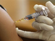 Incredibile a Biella, va a fare il vaccino con il braccio in silicone per ottenere il Green Pass: denunciato