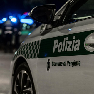 Sale sul tetto ghiacciato e minaccia di gettarsi, donna salvata da due agenti della polizia locale di Vergiate