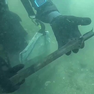 Viterbo, eccezionale scoperta nel Lago di Mezzano: recuperata una spada di oltre tremila anni fa Viterbo, eccezionale scoperta nel Lago di Mezzano: recuperata una spada di oltre tremila anni fa