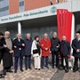 L'inaugurazione della scultura Vela Rossa di Vittore Frattini nella piazzetta d'ingresso all'ospedale di Circolo