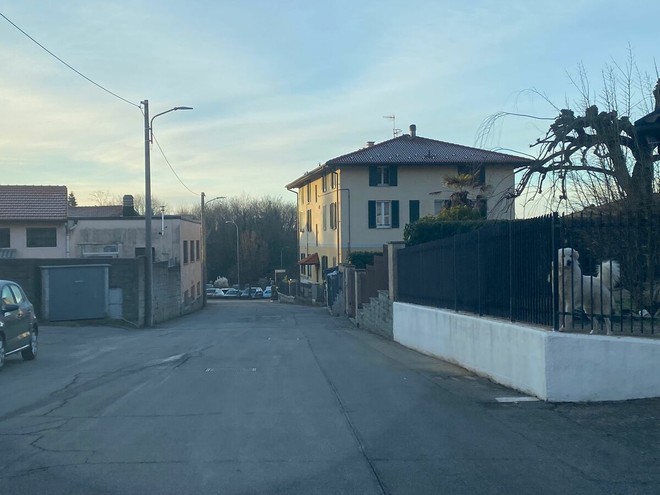 Via Santa Maria Maddalena a Varese: la zona dell'intervento dei soccorsi ieri sera attorno alle 19.30