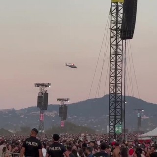 Ultimo arriva in elicottero, prende il via concerto dell'anno