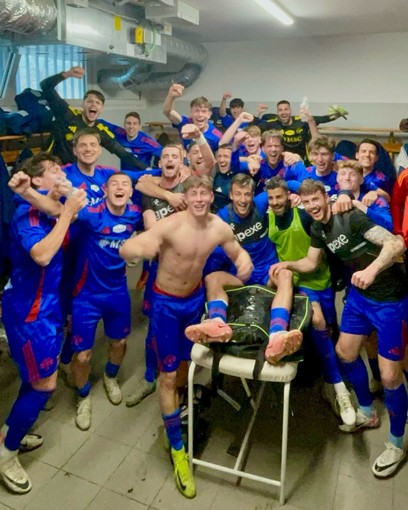 Festa grande nello spogliatoio della Varesina dopo il 3-1 sul campo della capolista