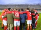 Il gruppo della prima squadra biancorossa in mezzo al campo dopo l'ultima vittoria del 2025 (foto Ezio Macchi) Il gruppo della prima squadra biancorossa in mezzo al campo dopo l'ultima vittoria del 2025 (foto Ezio Macchi)