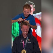 Atletica, Benati vince e rispetta la scommessa: si rasa i capelli dopo l'oro nella 4x400