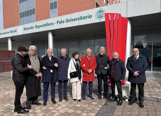 L'inaugurazione della scultura Vela Rossa di Vittore Frattini nella piazzetta d'ingresso all'ospedale di Circolo