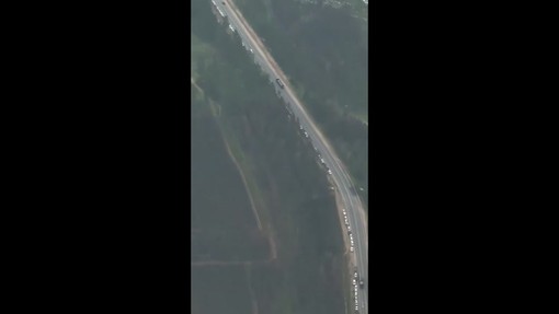 Russia in fila per la benzina, la coda infinita di auto Russia in fila per la benzina, la coda infinita di auto