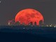 La foto della Luna rossa che attraversa lo skyline di Milano è nata sulle alture del lago Maggiore