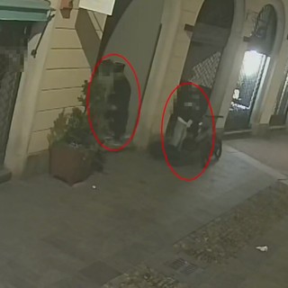 Picchiavano e rapinavano in pieno centro a Varese, ripresi dalle telecamere di sorveglianza Picchiavano e rapinavano in pieno centro a Varese, ripresi dalle telecamere di sorveglianza