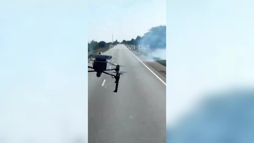 Drone ucraino colpisce camion russo, il video girato dal conducente