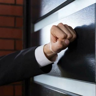 Una odiosa truffa nei confronti di oltre mille donne anziane e sole anche nel Varesotto: finti agenti le costringevano ad acquistare con ogni mezzo articoli casalinghi "farlocchi"
