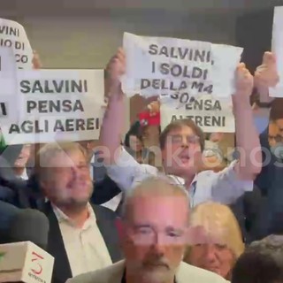 Milano, Salvini al Pirellone contestato dal Pd: "Pensa ai treni e agli aerei"