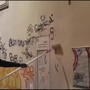 Il "giustiziere" anti-writer, Ghost Pitur in azione mentre ripulisce i muri imbrattati