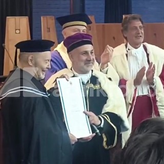 Dottorato honoris causa a Vasco Rossi, la proclamazione all'Università di Salerno tra gli applausi Dottorato honoris causa a Vasco Rossi, la proclamazione all'Università di Salerno tra gli applausi