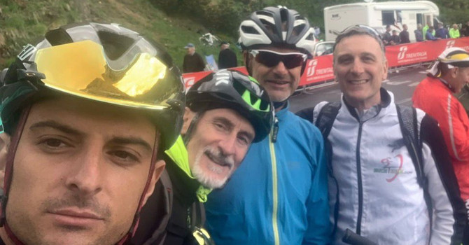 Rodolfo Franguelli (al centro con la giacca azzurra) tra Martino Caliaro (in primo piano a sinistra), Stefano Pozzi e Gabriele Giambelli