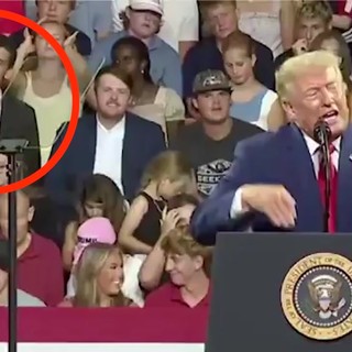 Imita Trump alle sue spalle durante un comizio, il video virale