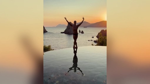 Roberto Bolle, l'incanto della danza al tramonto alle isole Li Galli Roberto Bolle, l'incanto della danza al tramonto alle isole Li Galli